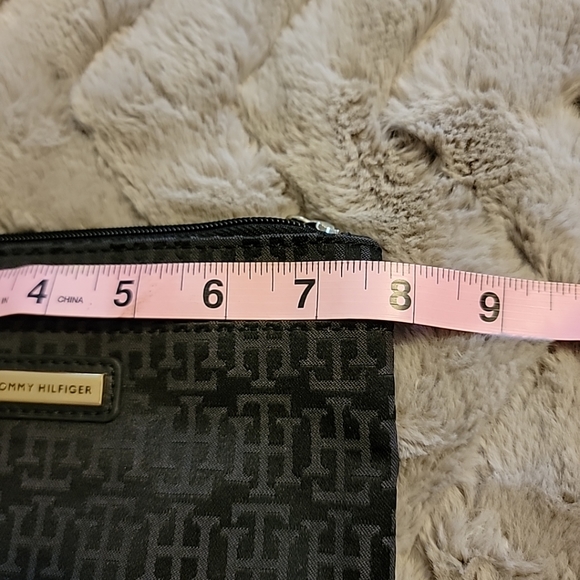 Tommy Hilfiger Black Logo Wristlet Wallet - Picture 7 of 8